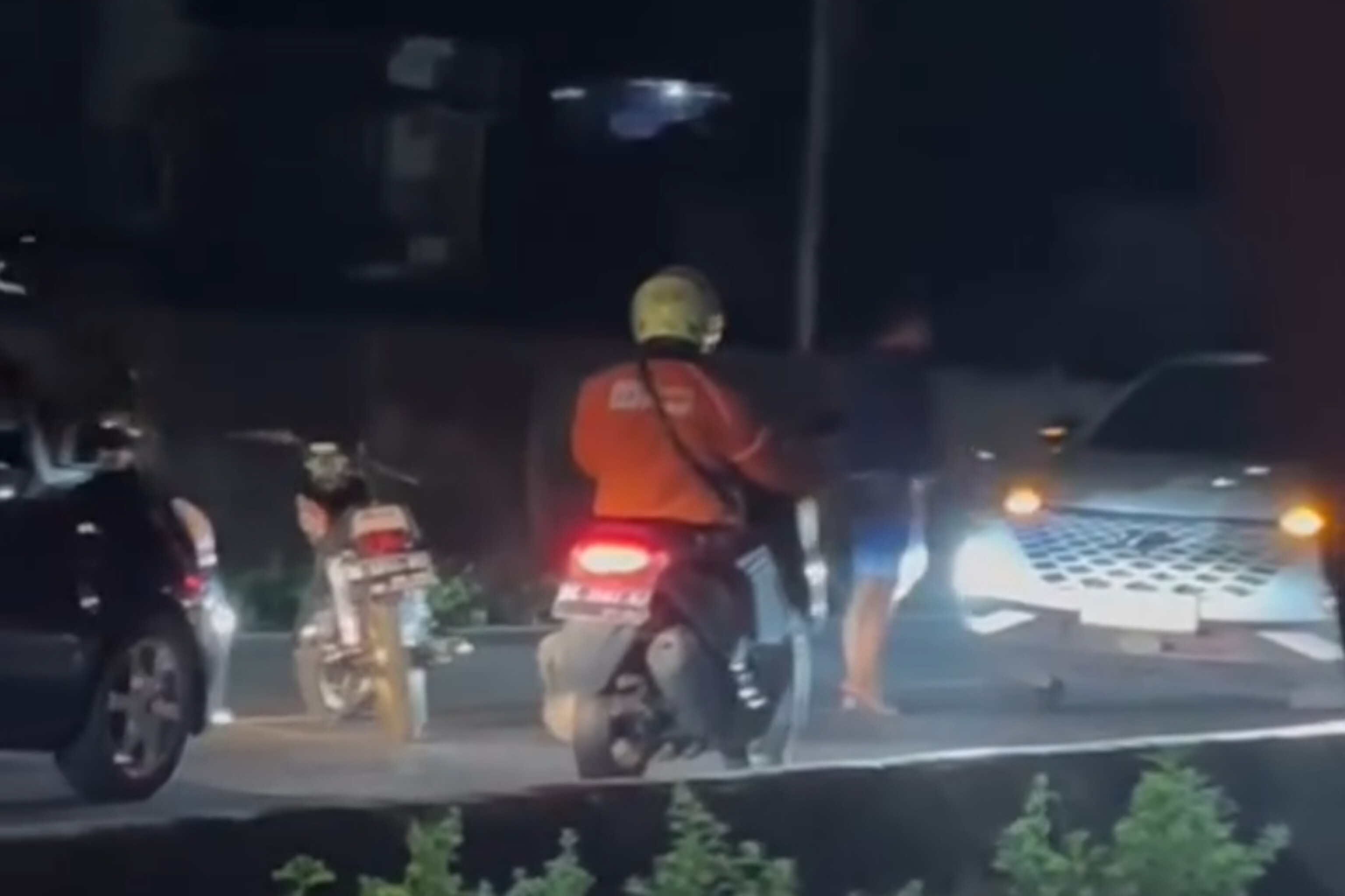 Bikin Salut! Pria Ini Tegur dan Suruh Putar Balik Mobil Lawan Arah di Tanjung Bunga 