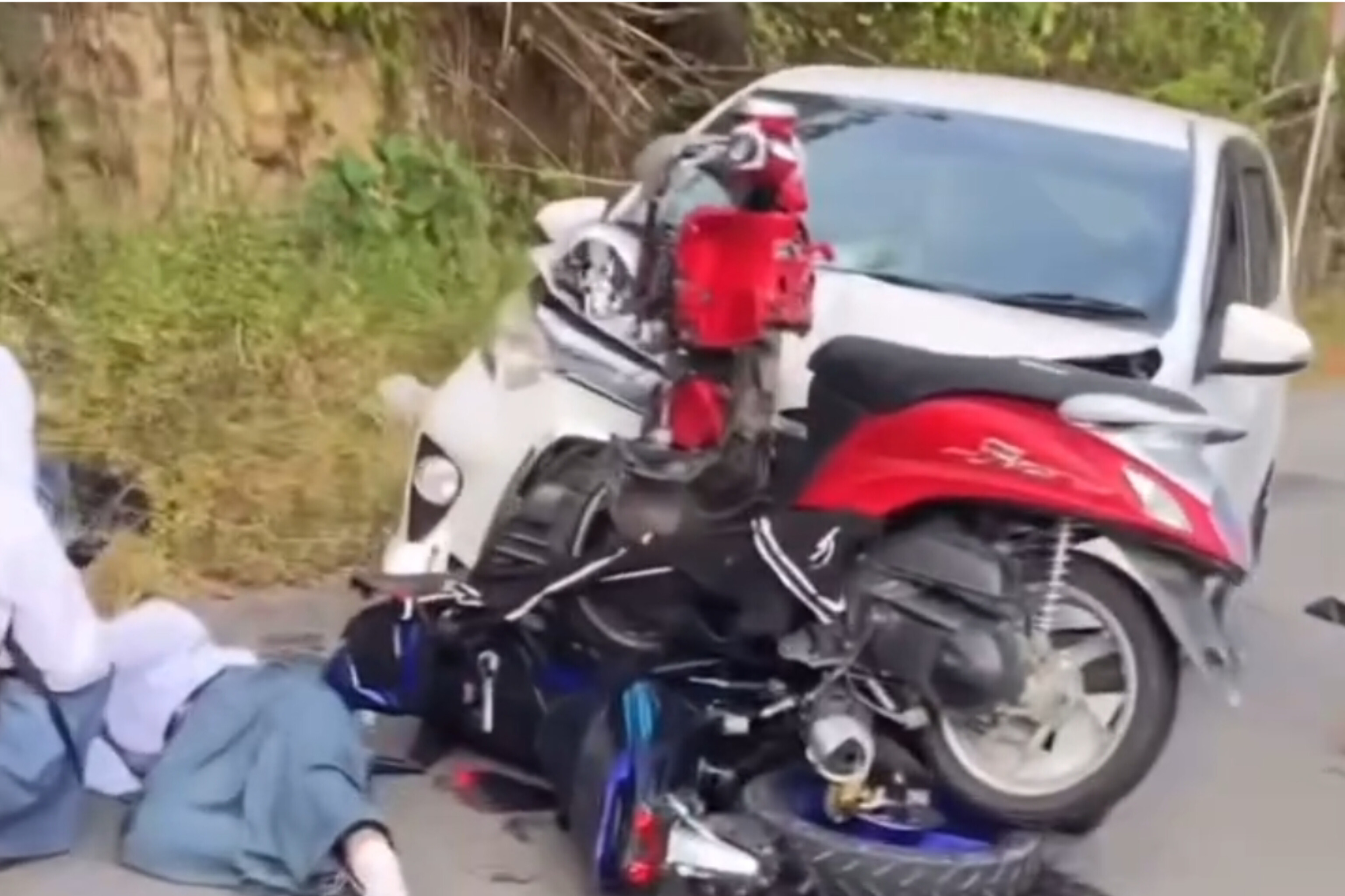 Mini Bus Tabrak Dua Motor Pelajar di Parigi Moutong, Empat Orang Luka-Luka