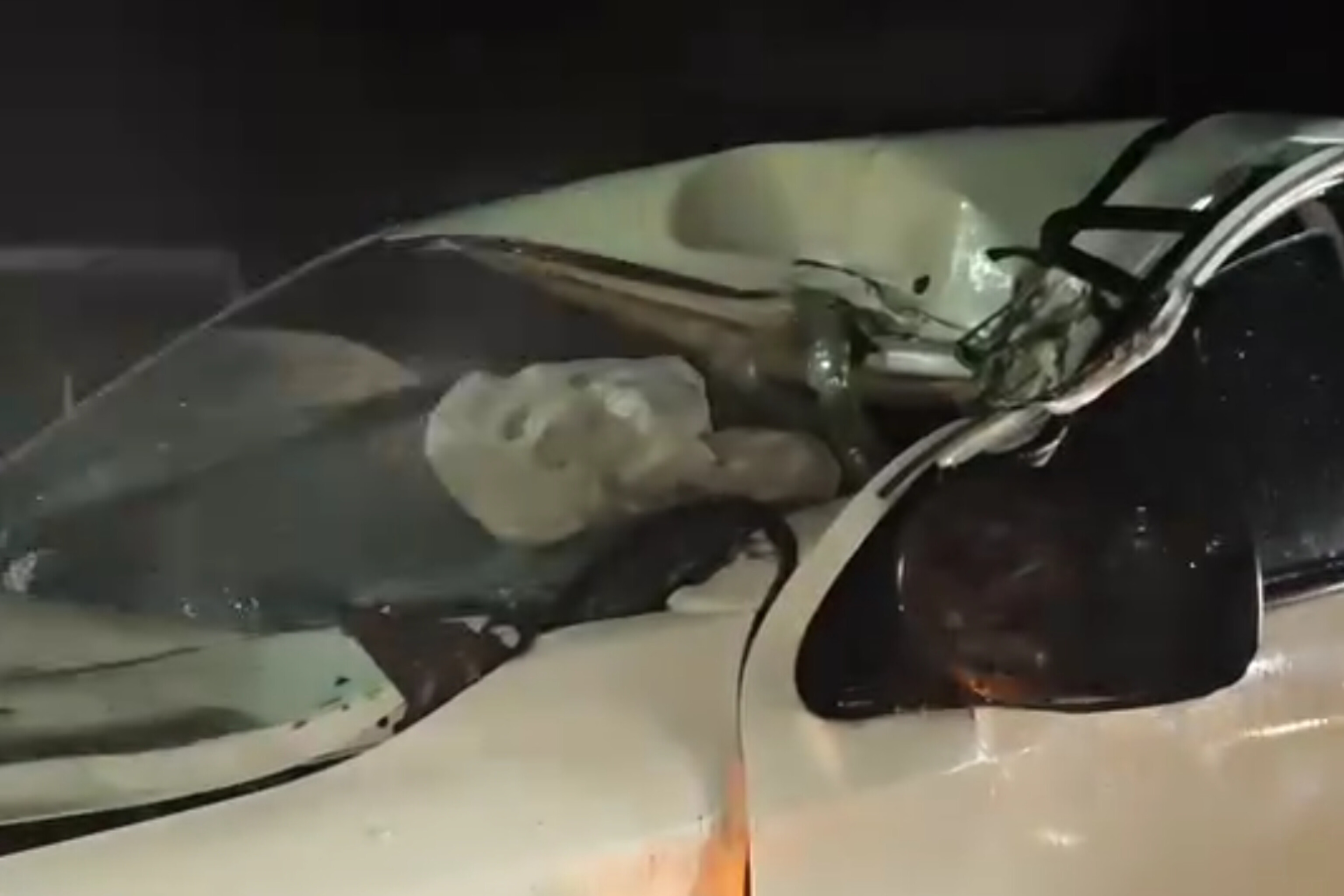 Laka Lantas di Mangkoso: Pengemudi Diduga Hindari Genangan air apes nya malah menabrak mobil parkir di bahu jalan Korban Dilarikan ke RS