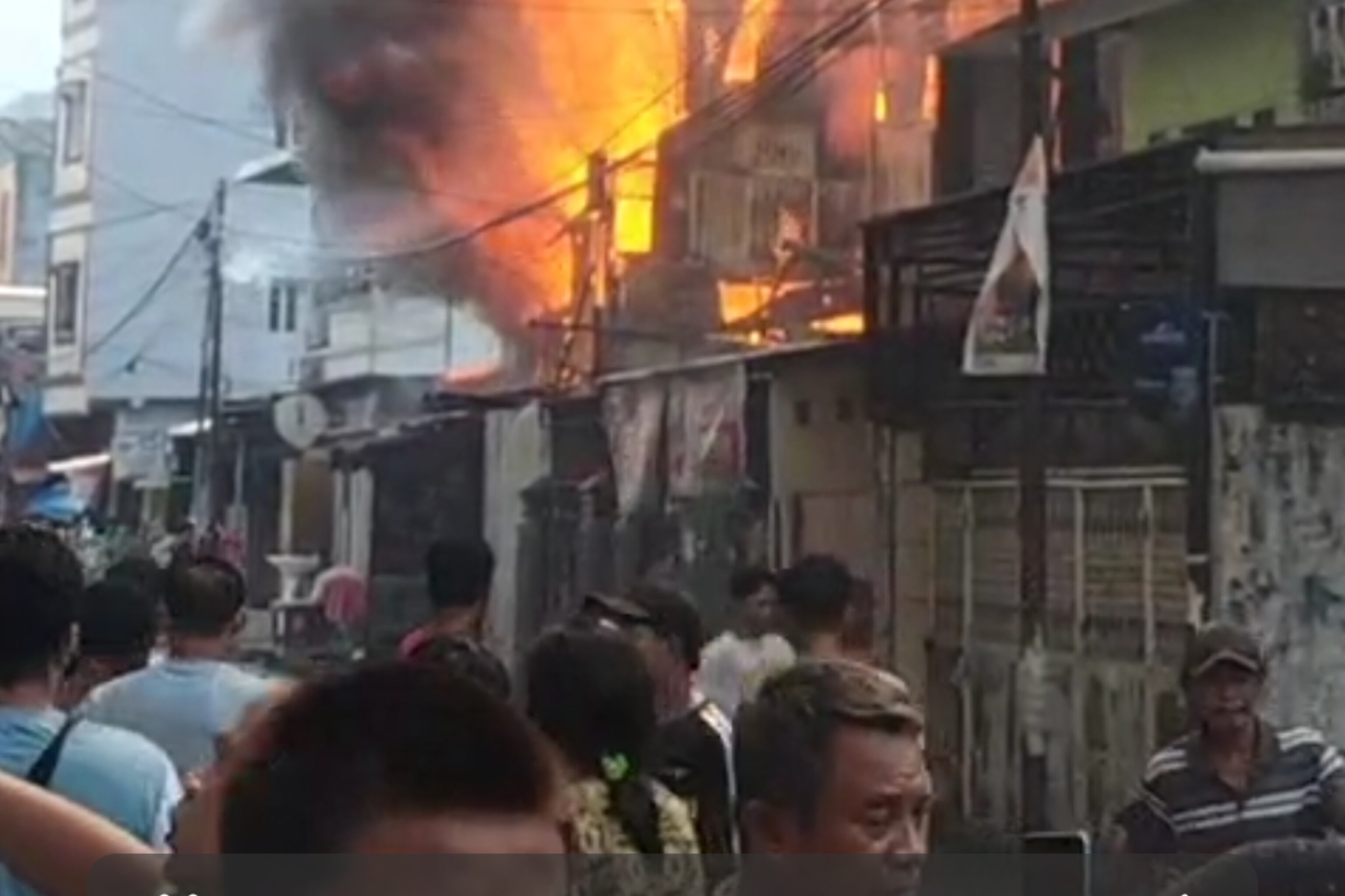 Kebakaran Hebat Landa Jalan Satangnga, Warga Bontoala Parang Panik