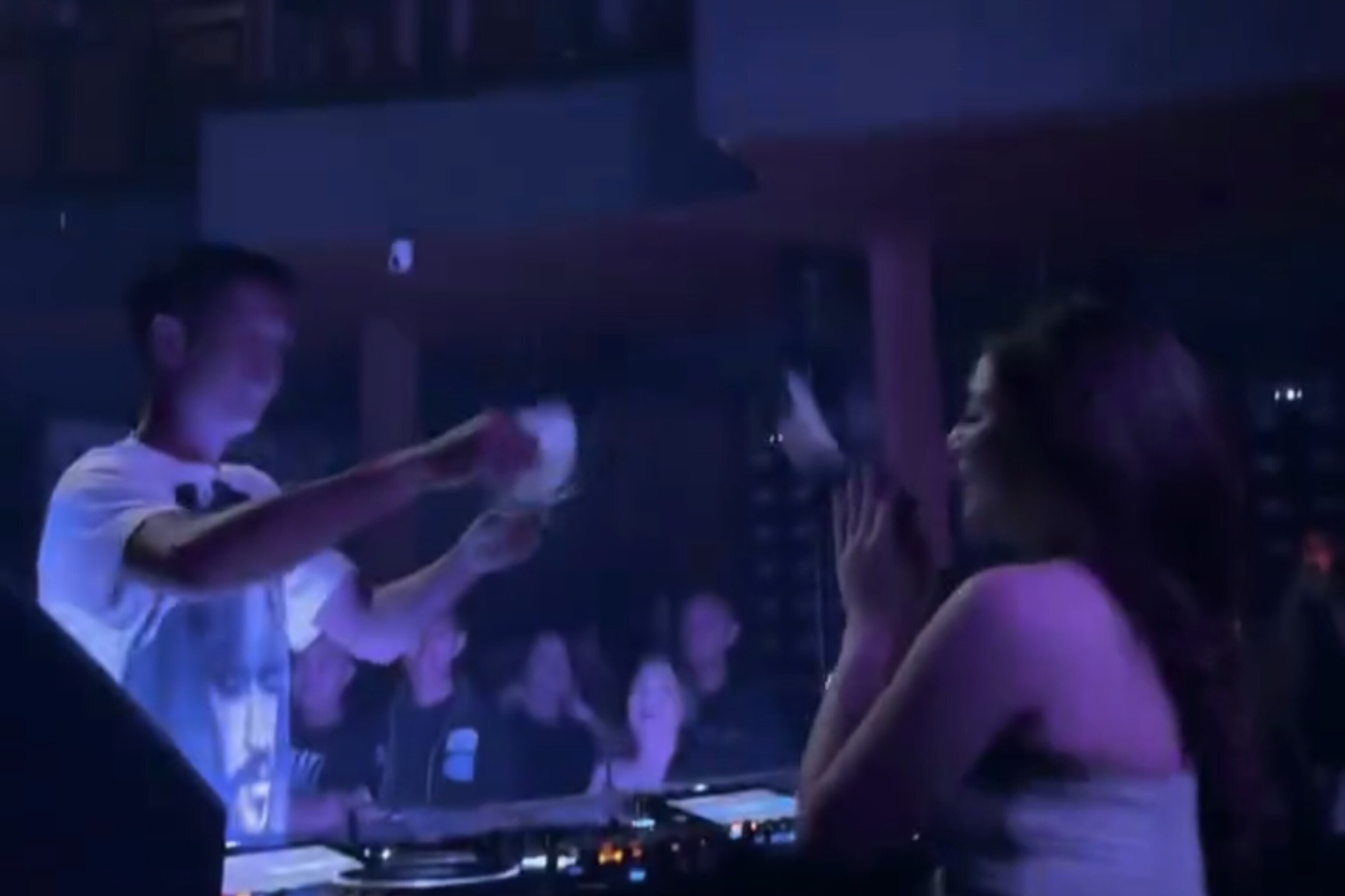 Aksi DJ Nathalie Holscher di Palu Dihujani Uang dari Penonton