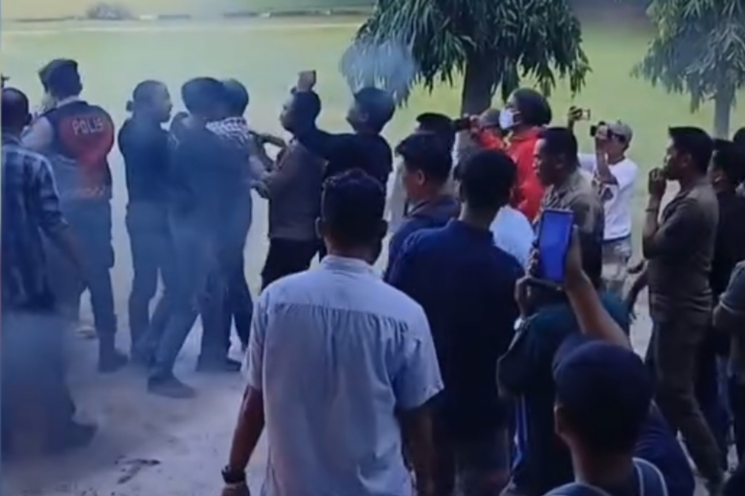 Situasi Memanas, Aksi Unjuk Rasa Mahasiswa di Sinjai Diwarnai Saling Baku Gesek Antara Mahasiswa dan Aparat