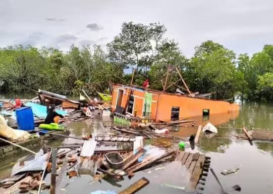 Detik" Puting Beliung menerjang  Padang Kalua Bua Luwu, Enam Rumah Warga Rusak Parah