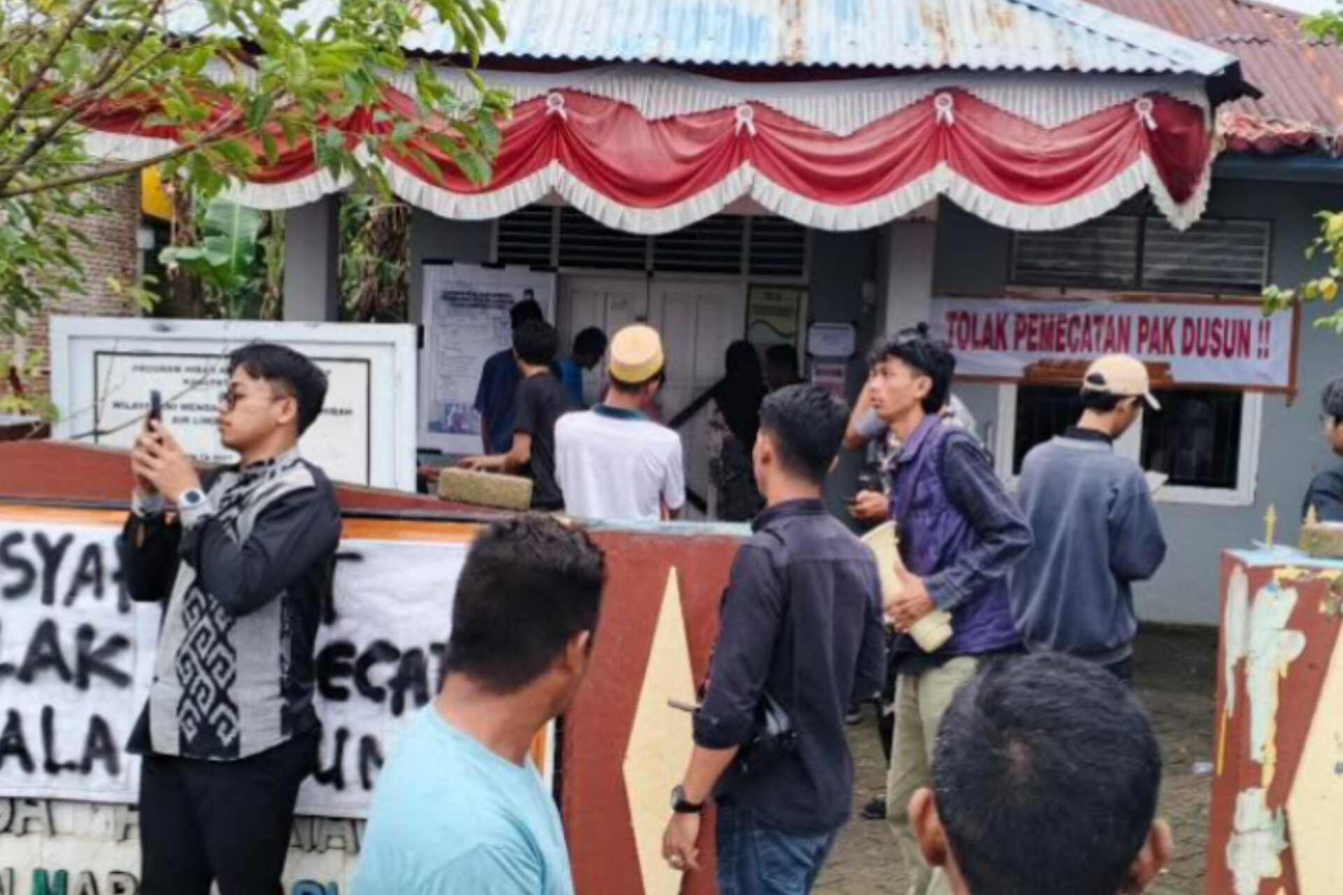 Warga Segel Kantor Desa Majannang Tuntut Penjelasan Pemecatan Kadus dan Gaji yang Tak Dibayar