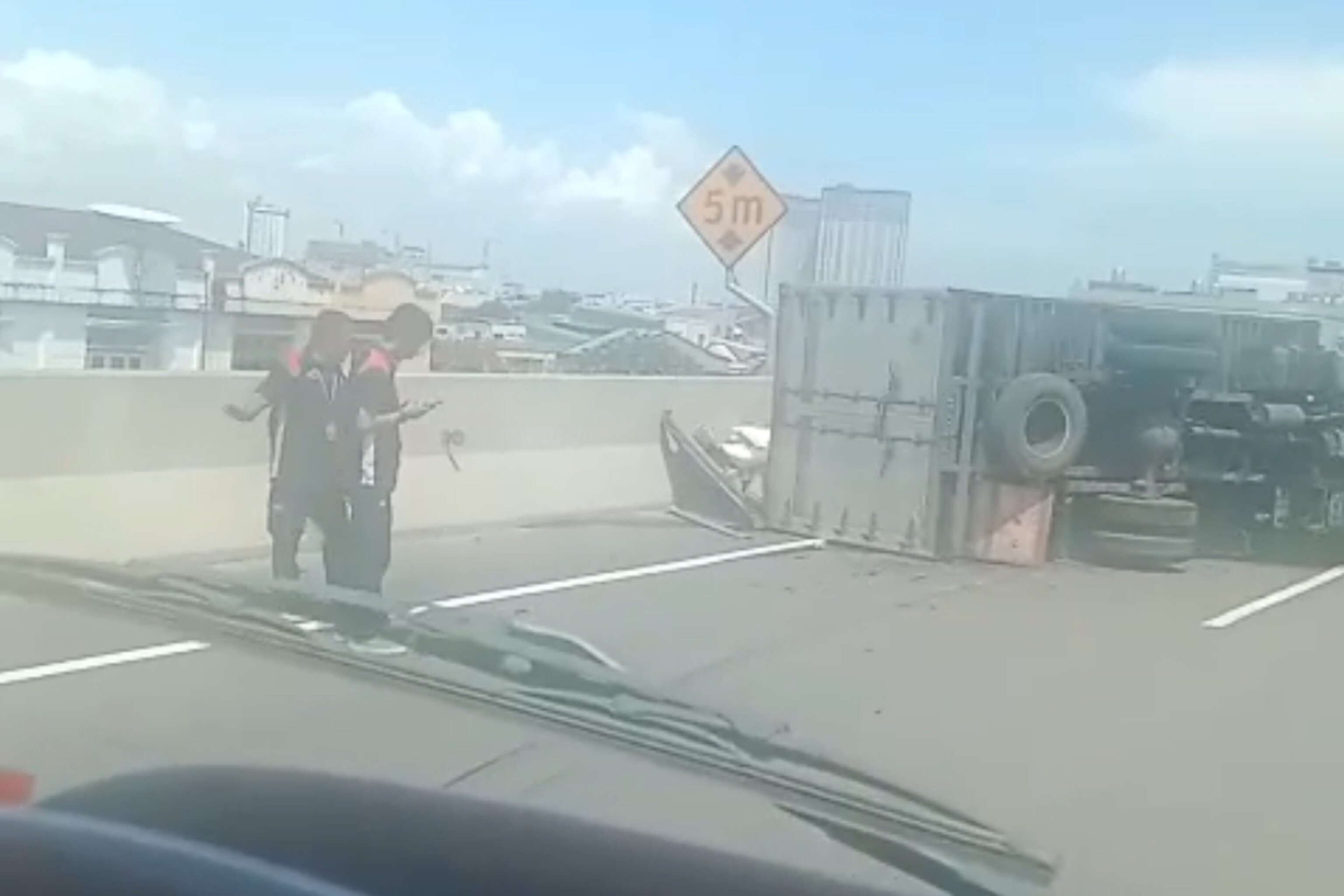 Pecah Ban, Mobil Kanvas Terbalik di Jalan Tol Layang AP Pettarani Makassar