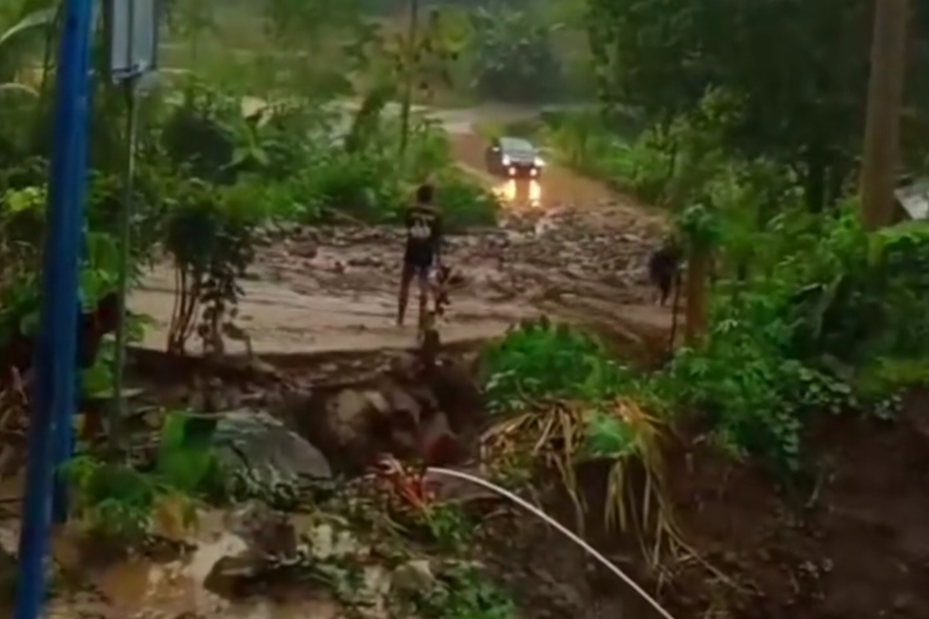 Hujan Lebat Landa Leso Bonggakaradeng, Jalanan Terendam Banjir sehingga tidak bisa dilalui 
