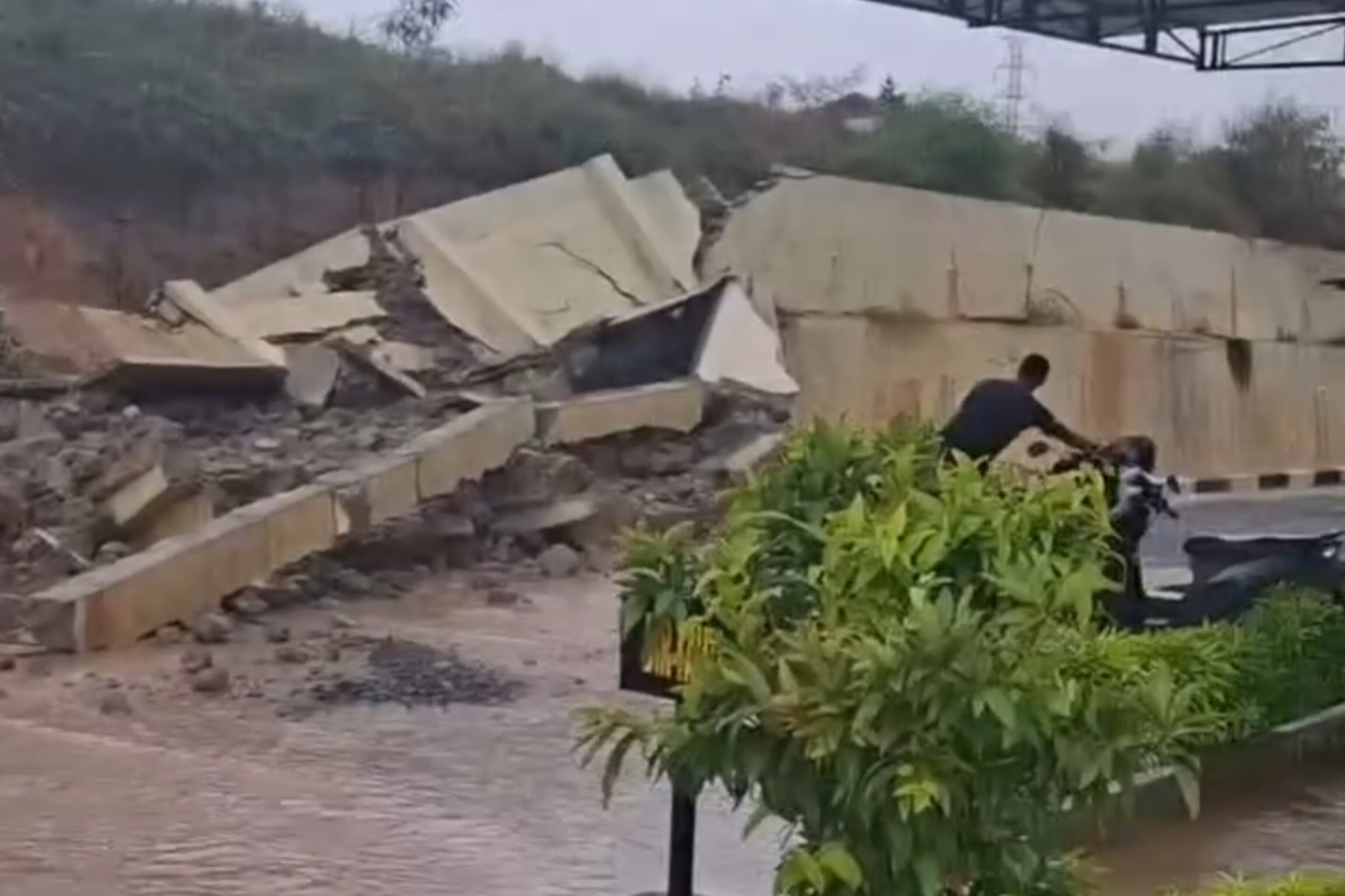 Tembok Kapolda Sulteng Roboh Diterjang Longsor Usai Hujan Deras Guyur Kota Palu