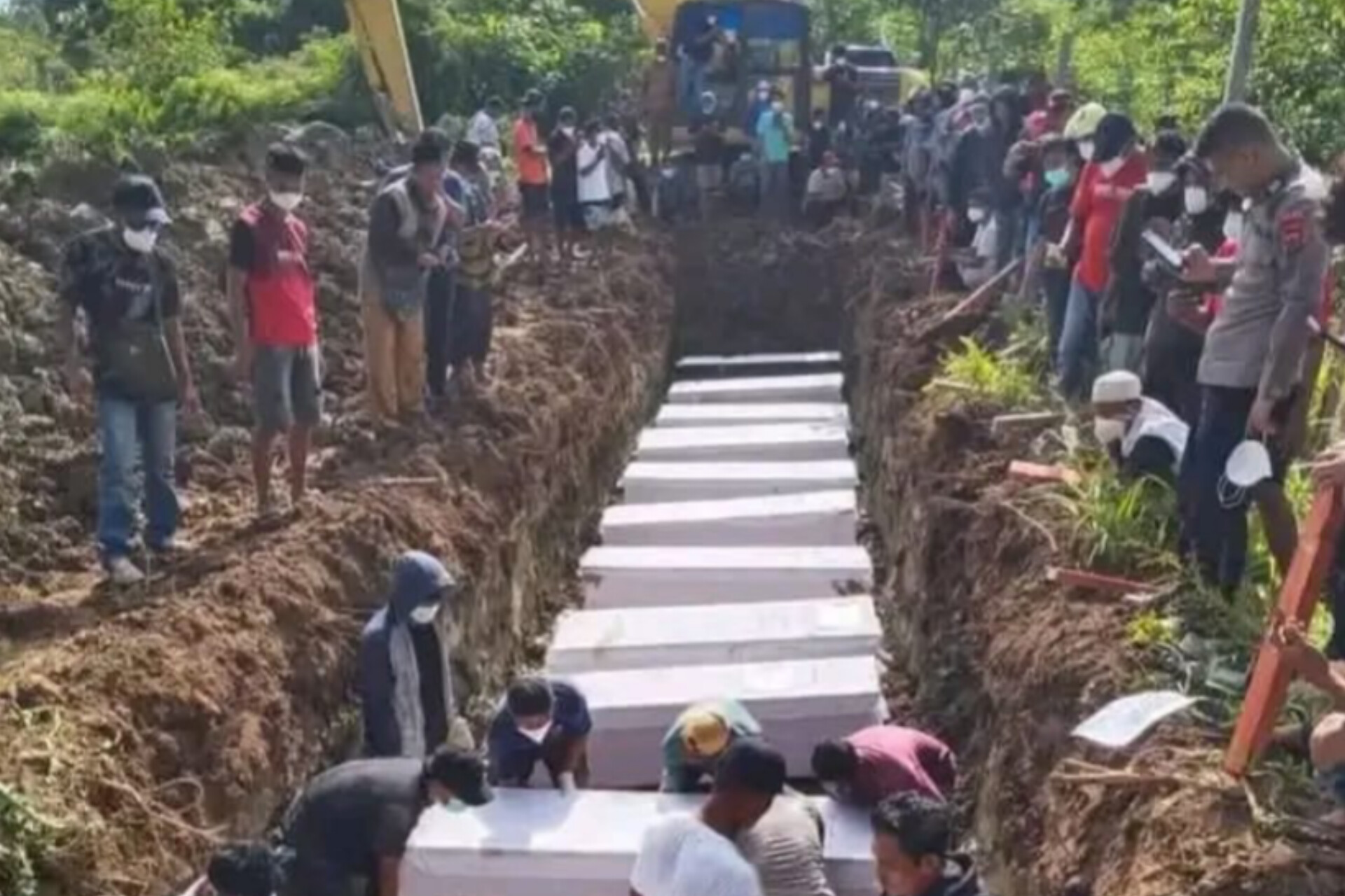Tragedi Korowai: Setelah 6 Hari Evakuasi, 11 Korban Eksekusi TPNPB-OPM Dimakamkan di Kilo 6 