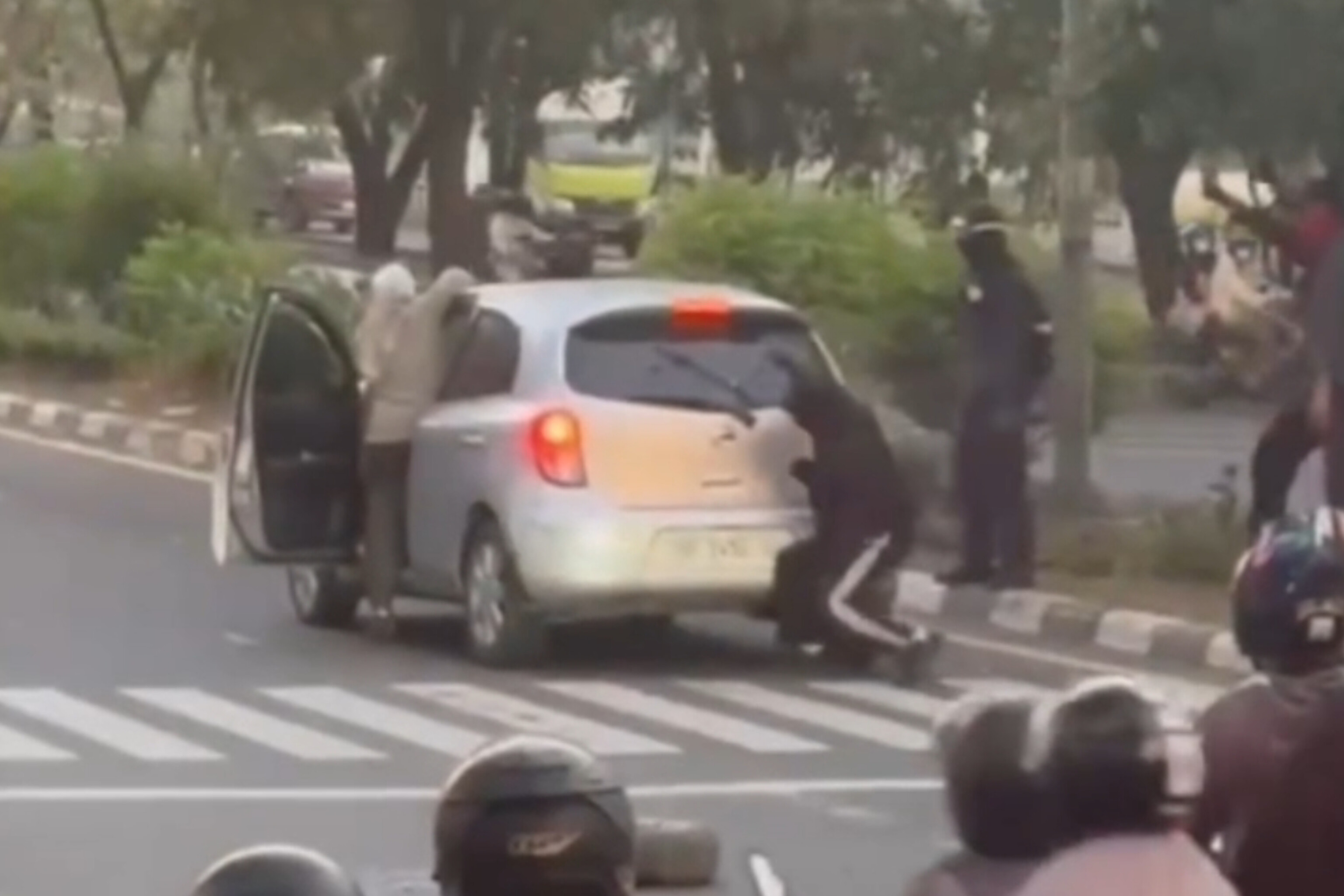 Ngeri! Massa Aksi Unjuk Rasa di Makassar Pecahkan Kaca Mobil Seorang Ibu-ibu