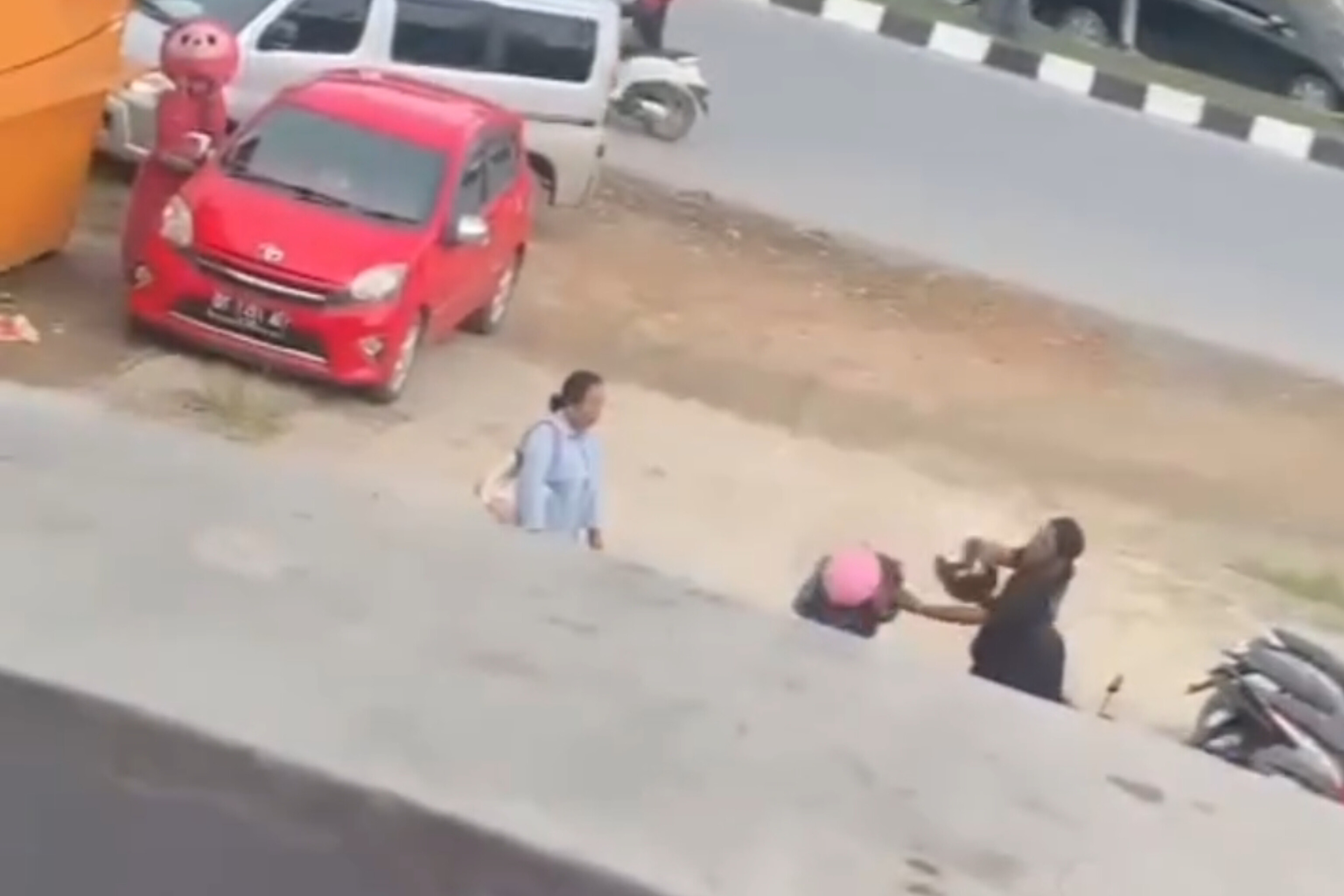 Aksi Brutal Seorang Pria terhadap Wanita di Kendari Terekam Kamera, Publik Desak Penegakan Hukum atas kejadian tersebut