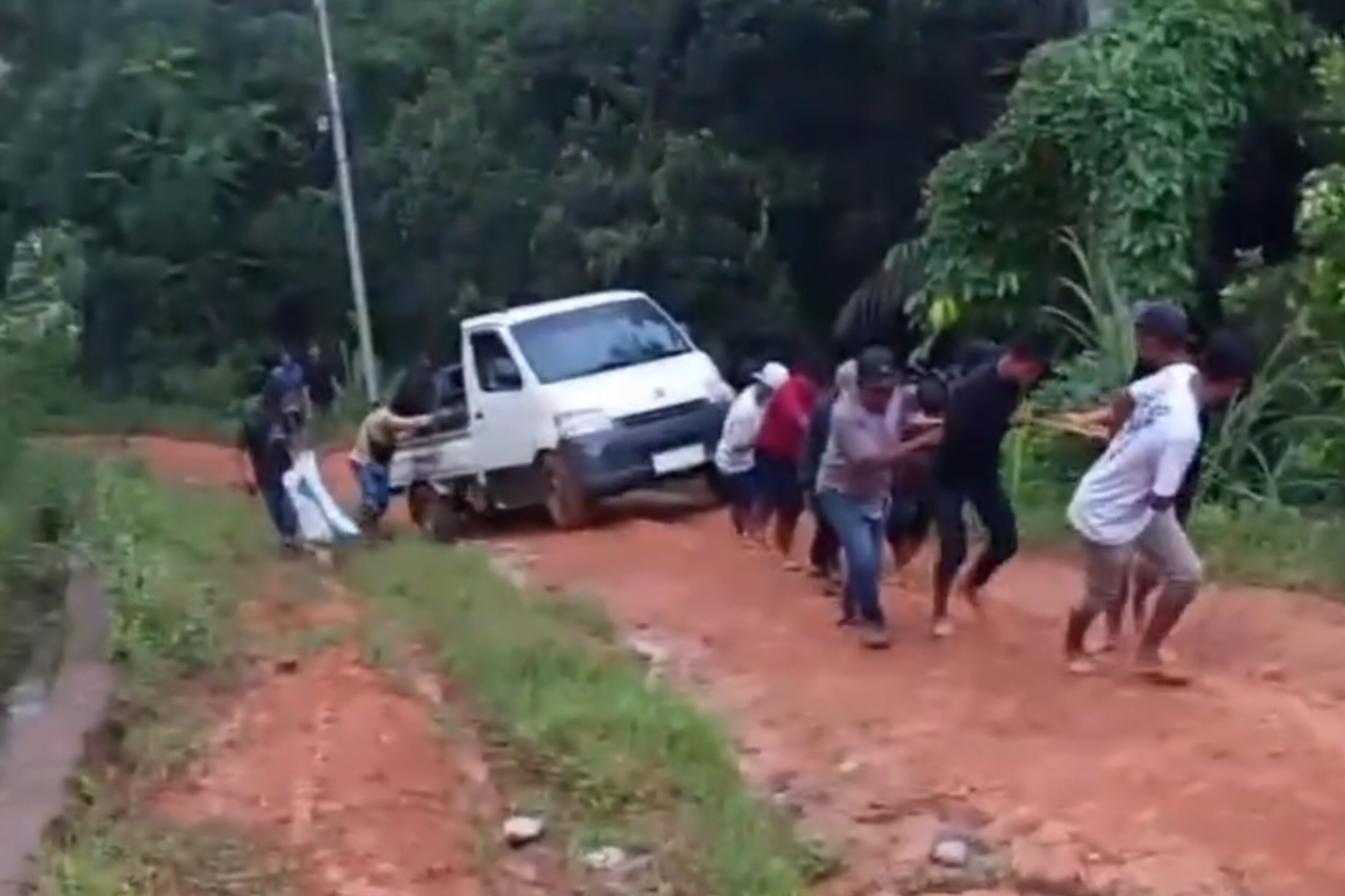 Gotong Royong Warga Sinjai Barat Hadapi Jalan Licin, Mobil Nyaris Terjebak