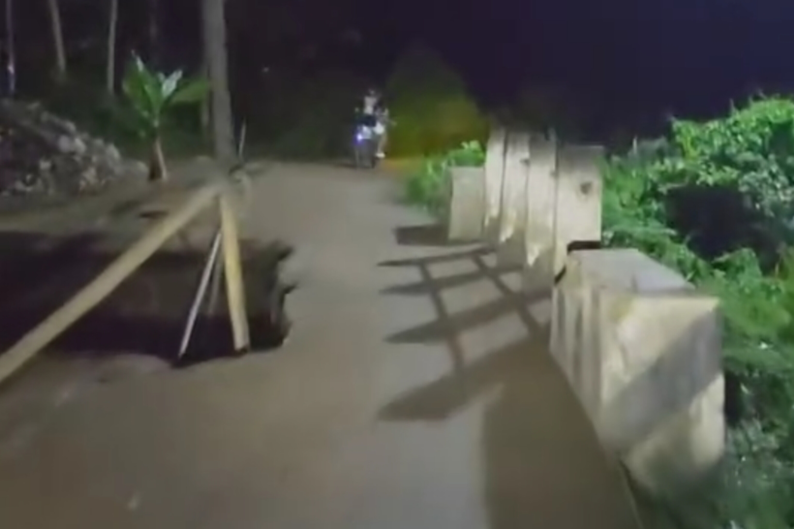 Imbauan untuk Pengguna Jalan: Hindari Rumbia, Jembatan Tak Bisa Dilalui Mobil akibat lubang besar 