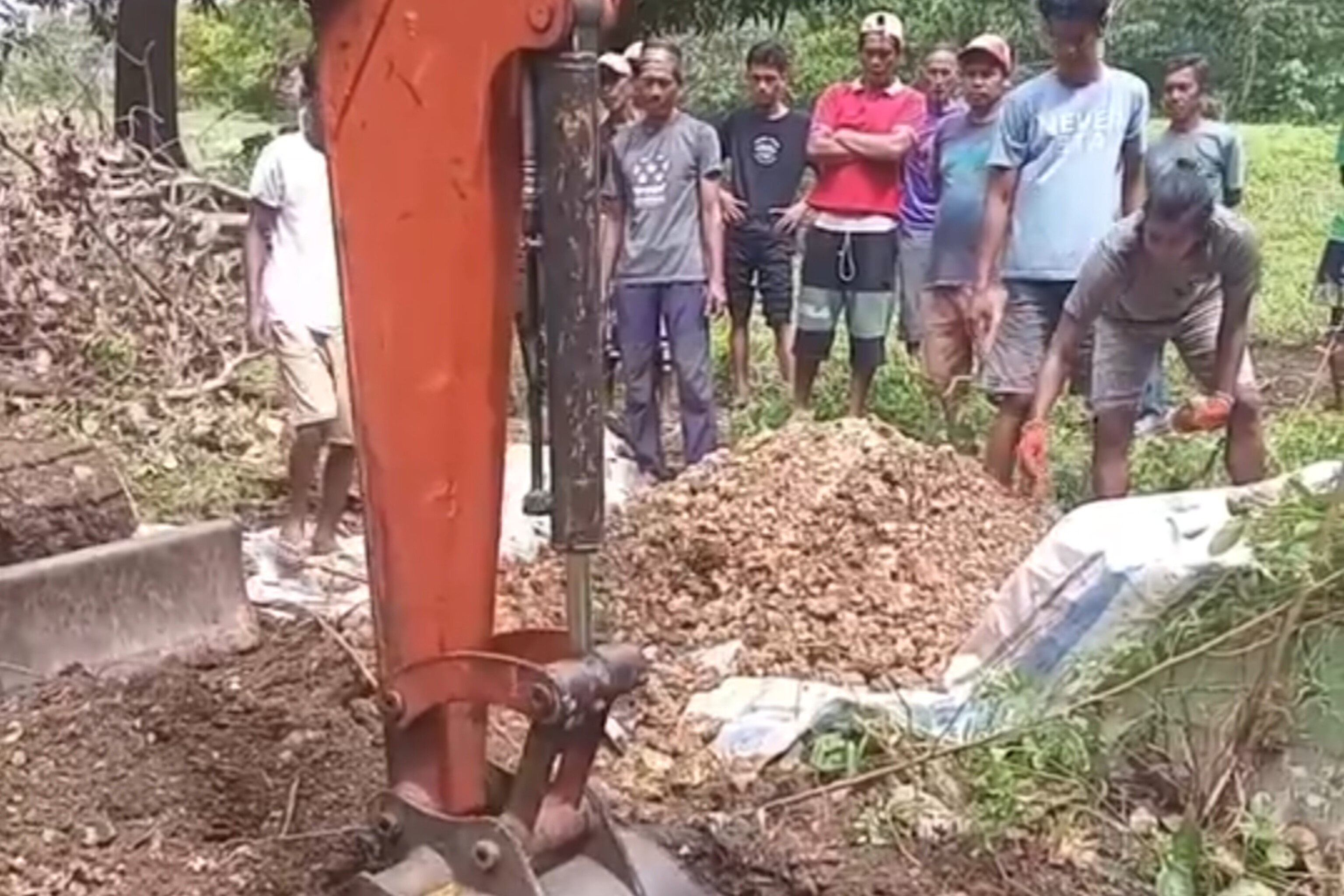 Pemakaman Tertunda karena Batu Keras, Warga Maruluwatu kabupaten Bone Kerahkan Alat Berat