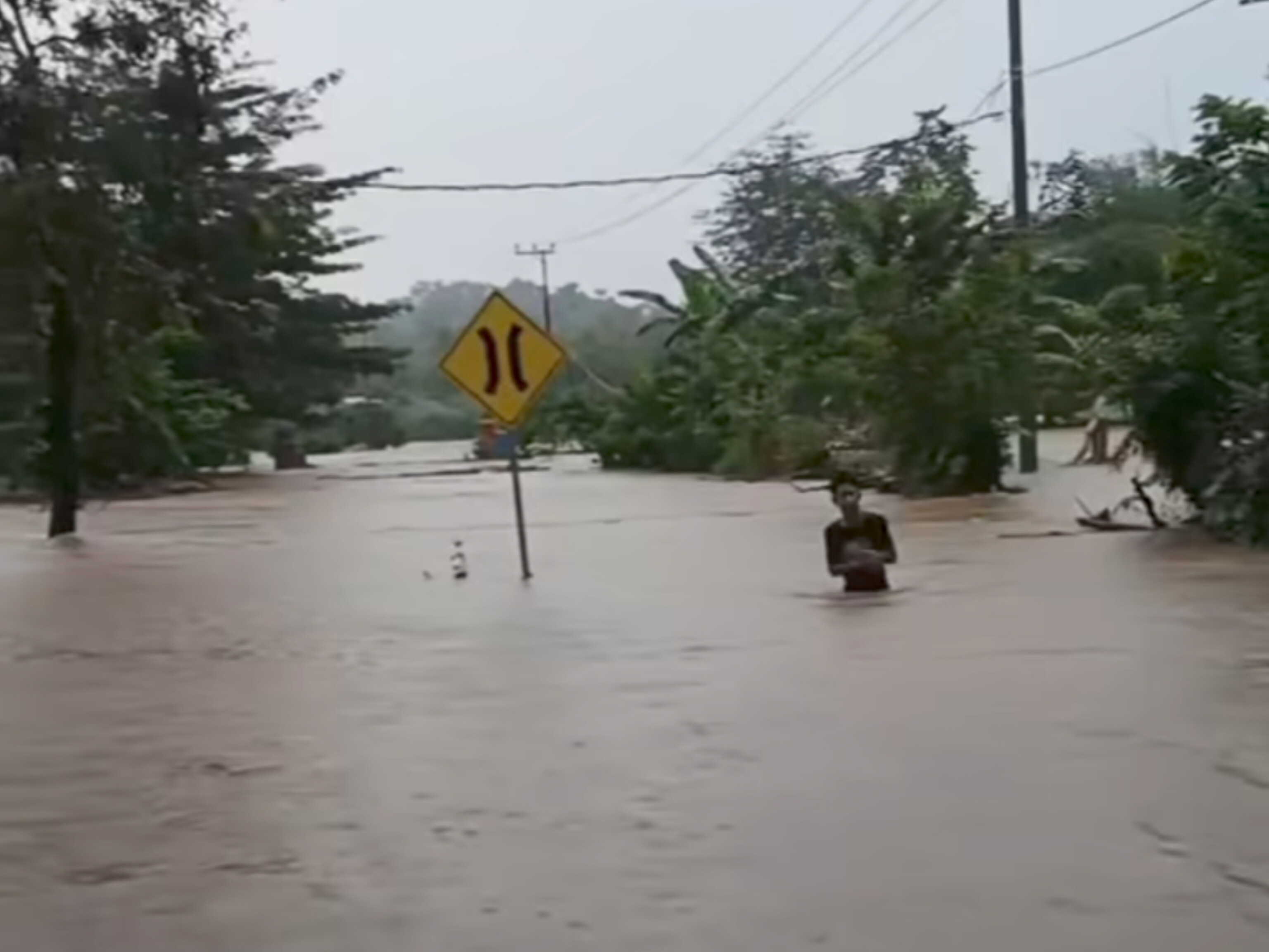 Dusun Pattiro Terendam Banjir, Aktivitas Warga Terganggu – 11 April 2025