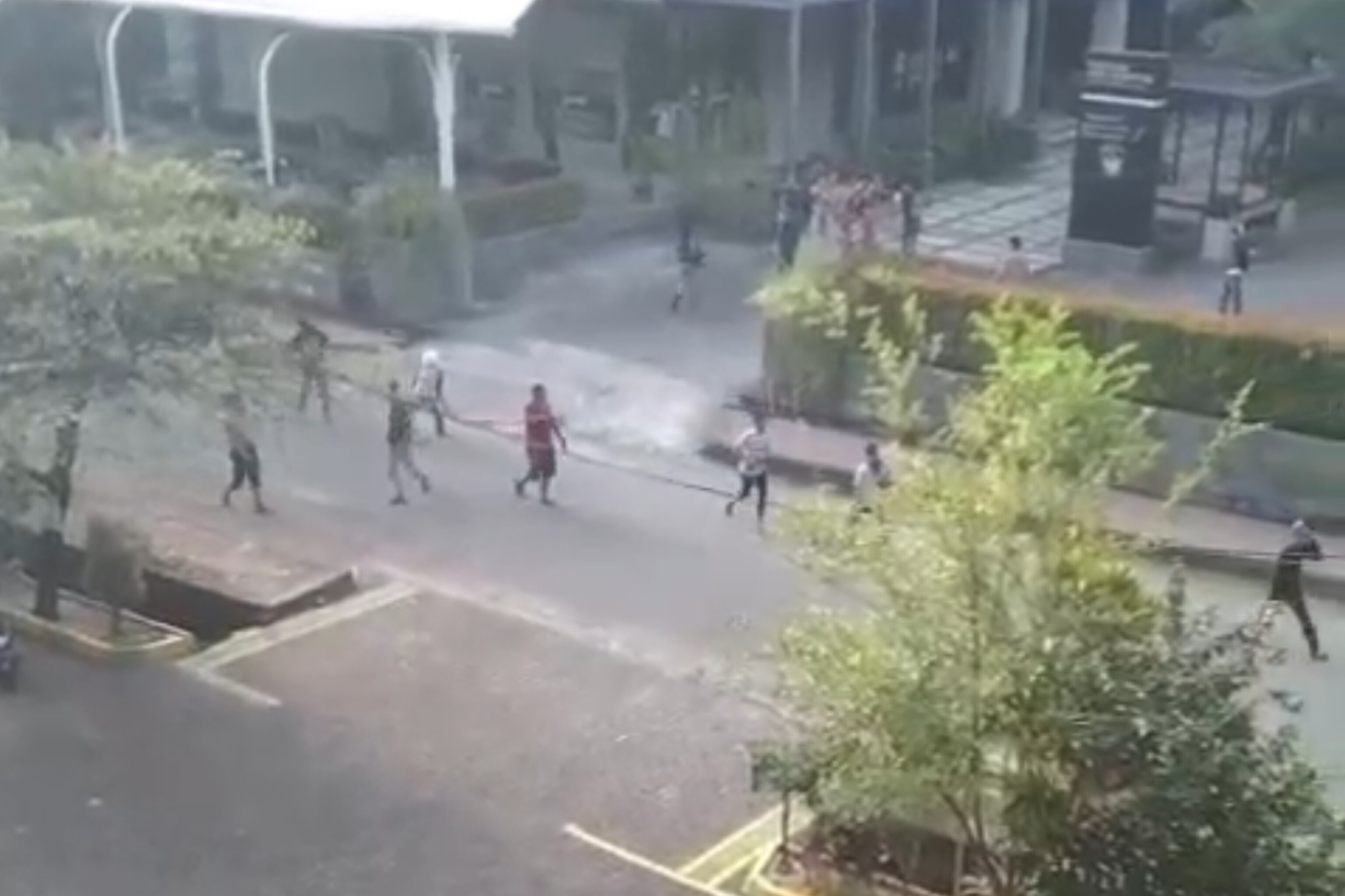 Bentrokan Dua Kelompok Mahasiswa UMI Makassar Dibubarkan Oleh pihak kePolisi, Batu dan Sajam Digunakan Bentrok