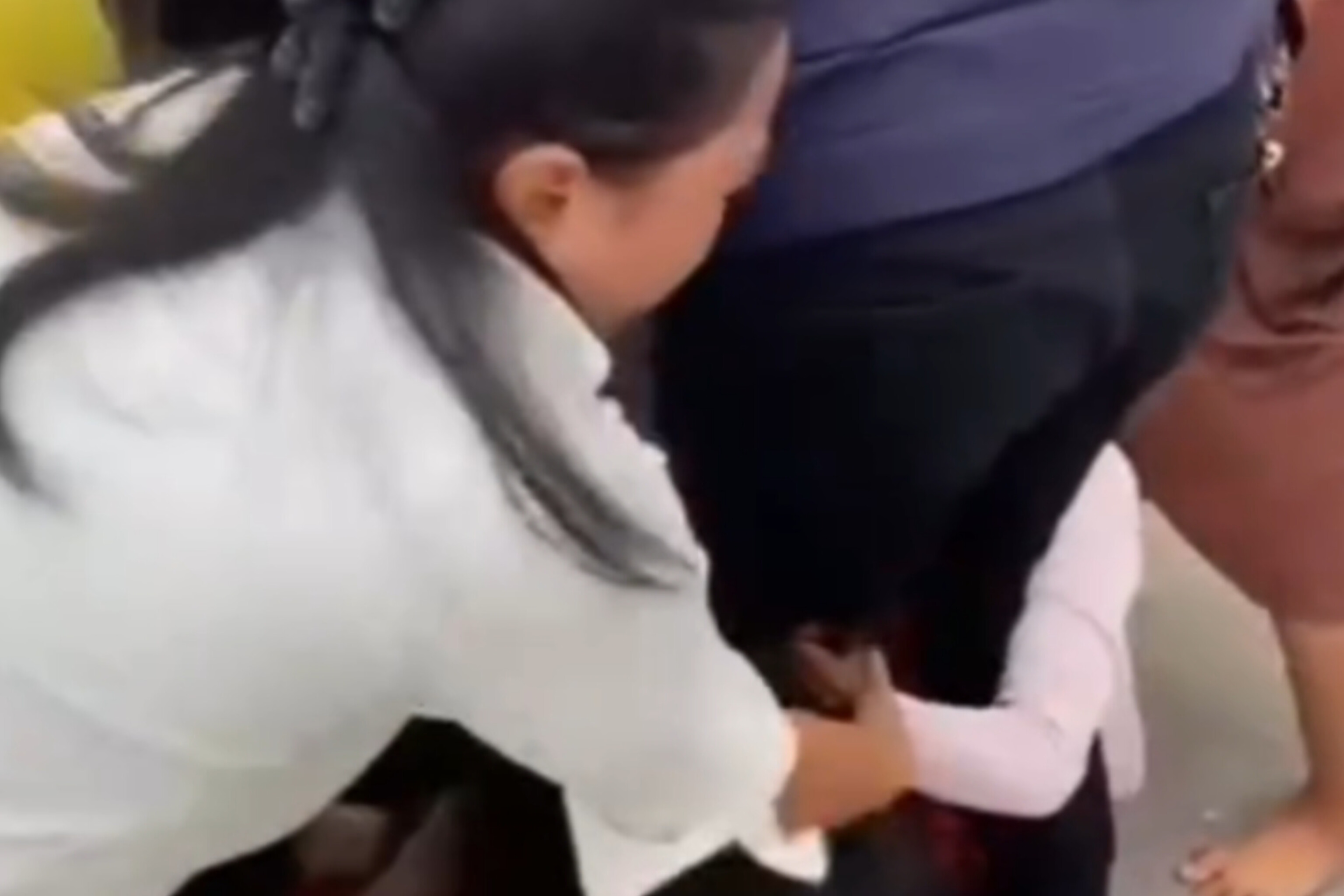 Zona Rebutan Nafkah, Emak-Emak Adu Jambak di Perempatan Gerbang Ranomeeto kota kendari 