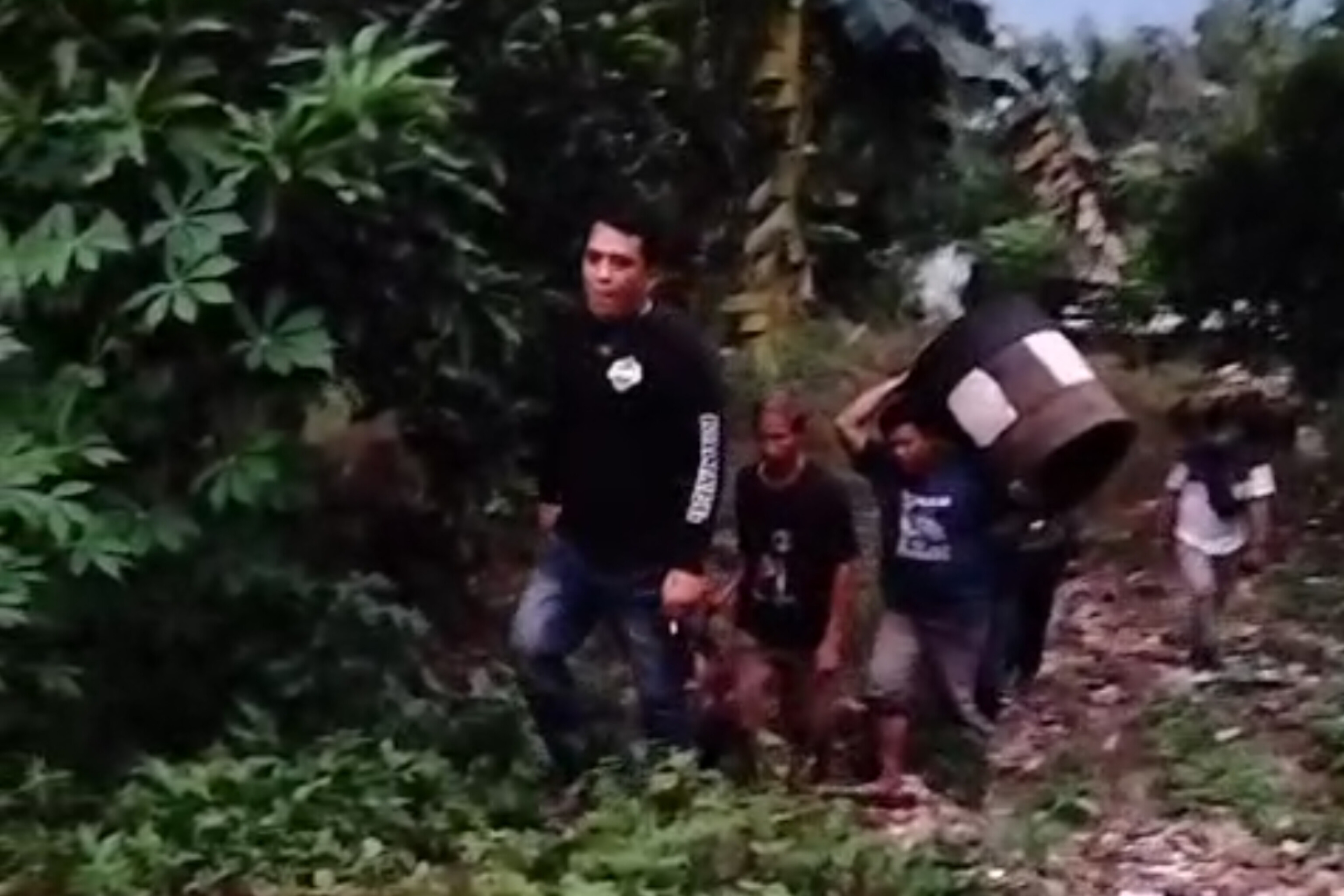 Penggerebekan Arena Judi Sabung Ayam di Macanda gowa,Tiga Pelaku Diamankan