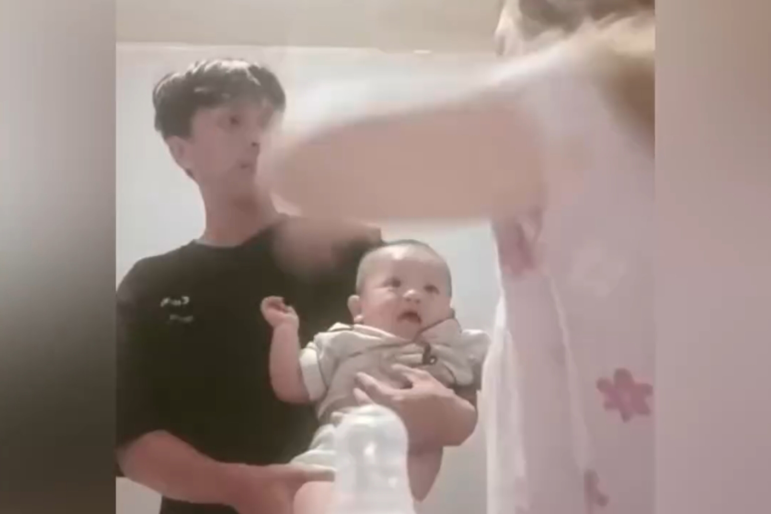 Detik-detik Mengerikan Wanita Banting Bayi Viral di Media Sosial